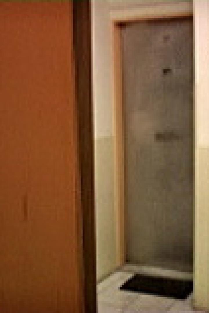 Eine graue Tür in einem orangefarbenen Flur.