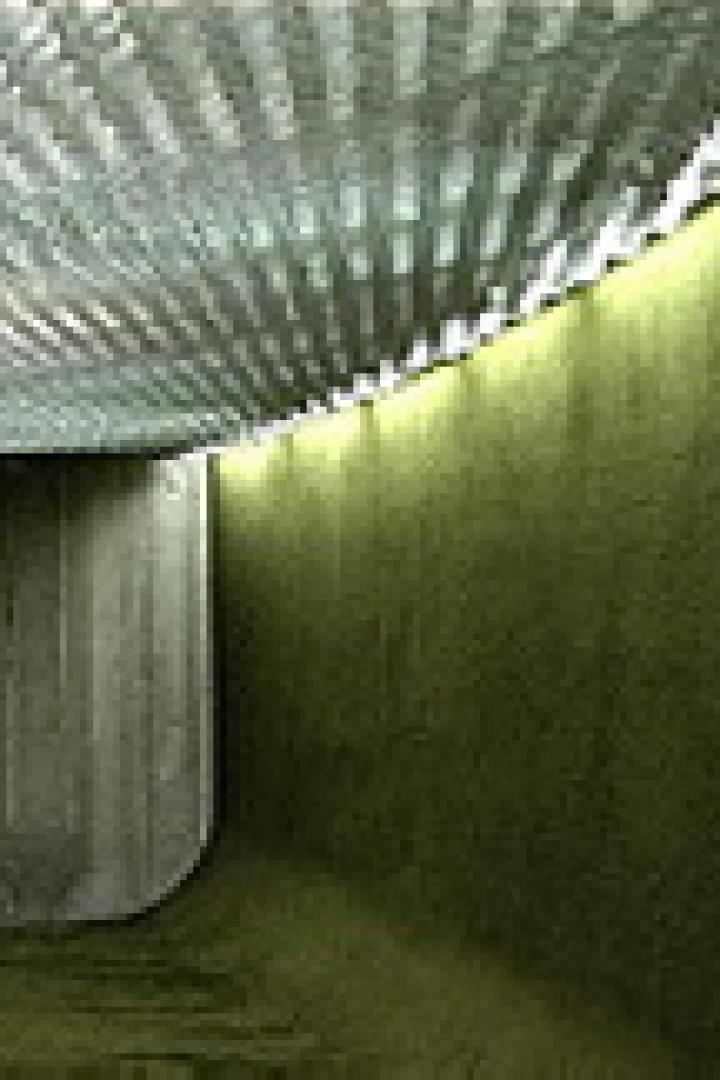 Innenansicht eines Betonkanals mit einer strukturierten Decke.