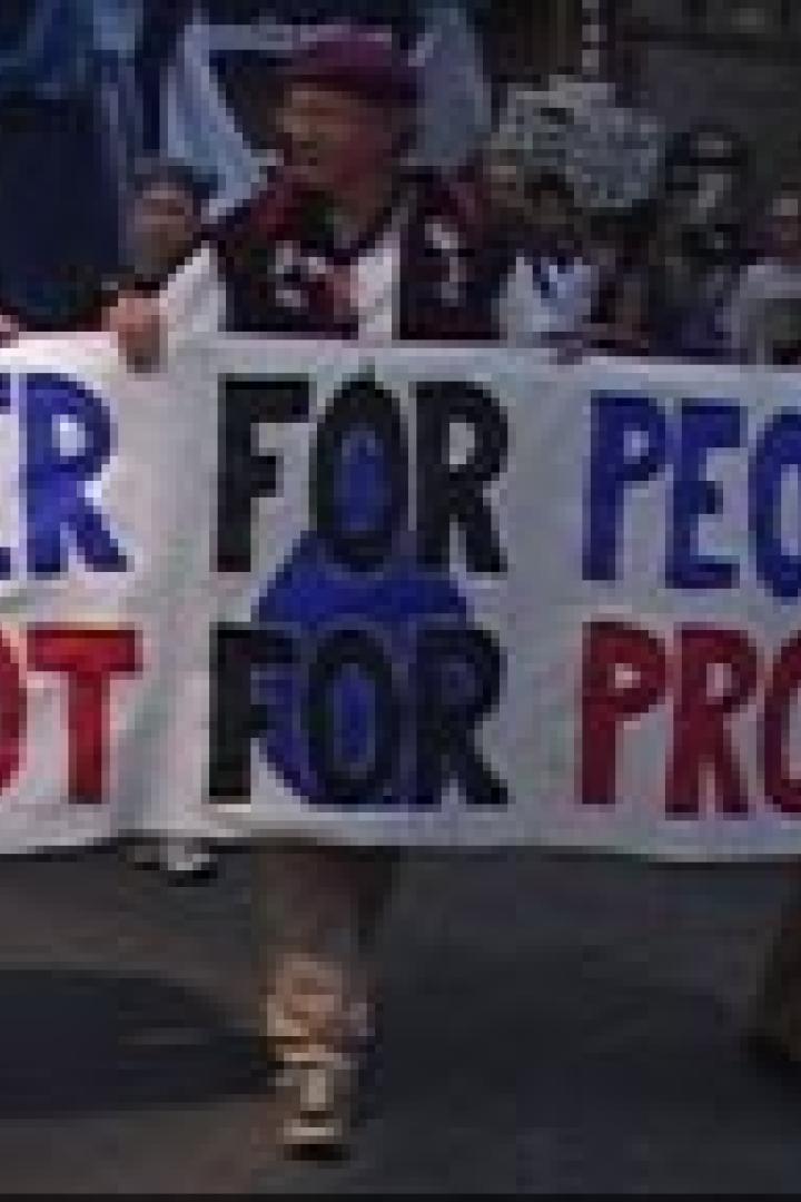 Mehrere Demonstranten halten ein Transparent mit der Aufschrift „Wasser für Menschen, nicht für Profit“.