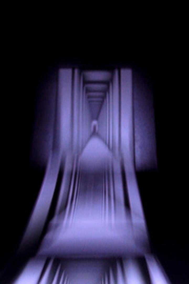 Ein langer, dunkler Korridor mit violettem Licht am Ende.