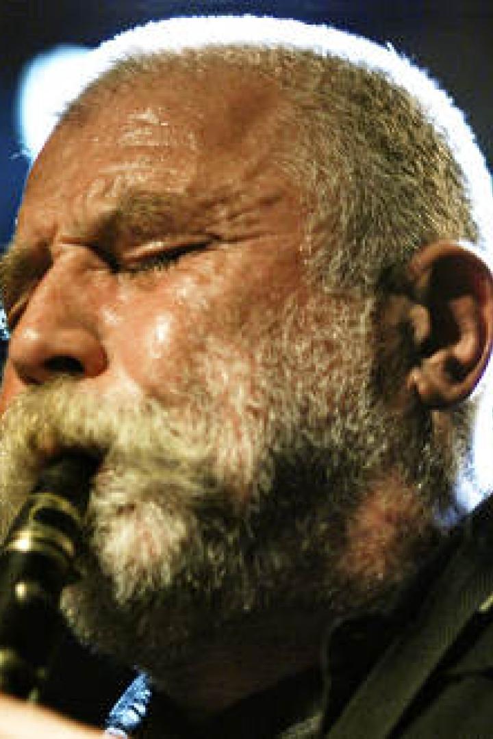 Ein Mann mit Bart spielt Klarinette mit geschlossenen Augen.