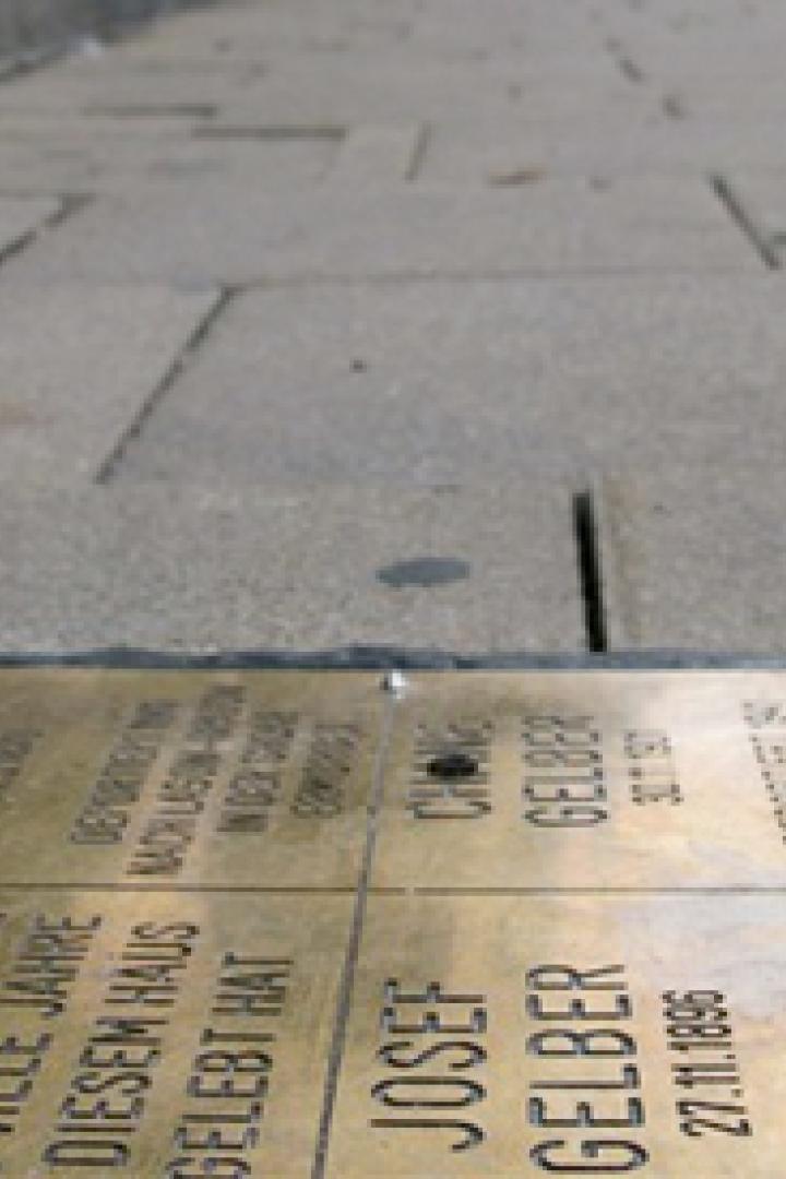 Ein Stolperstein erinnert an die Familie Gelber, die in diesem Haus gelebt hat.