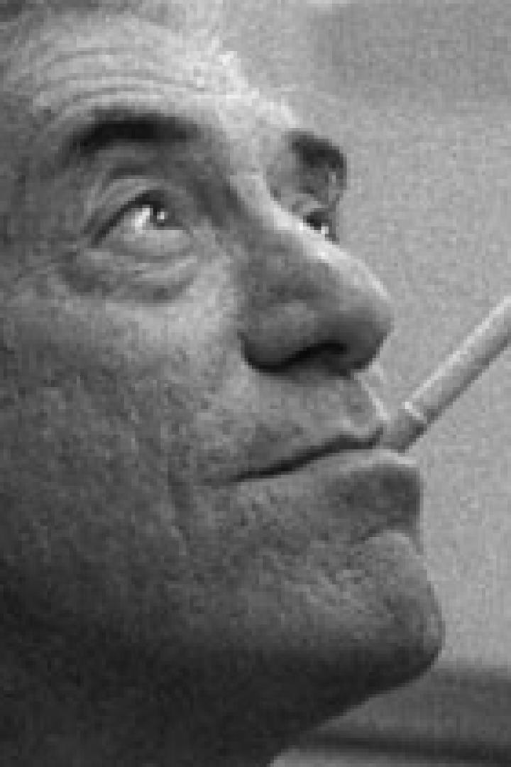 Leonard Bernstein raucht eine Zigarette.