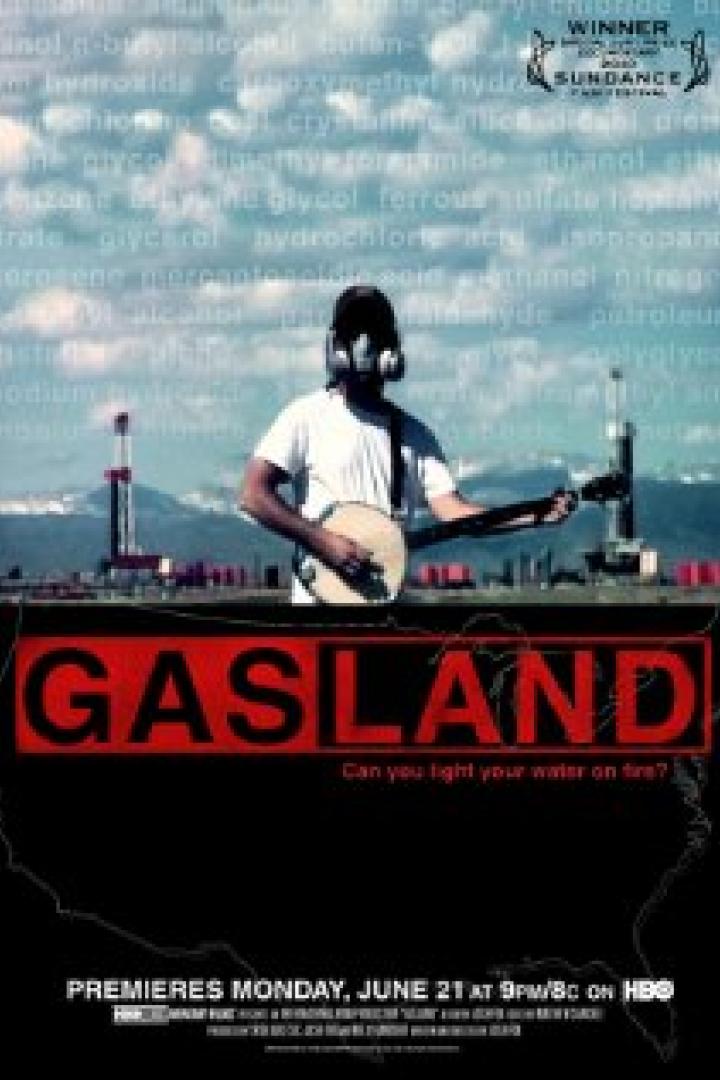 Ein Mann mit Gasmaske spielt Banjo vor einer Industrieanlage, Filmposter für „Gasland“.