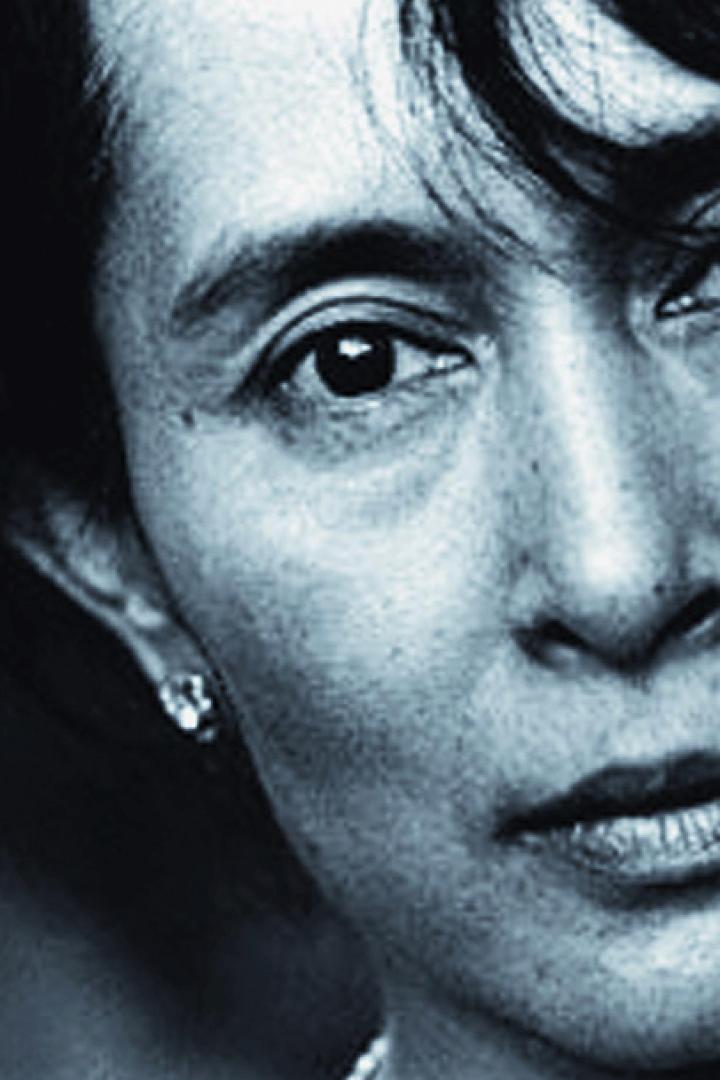 Nahaufnahme von Aung San Suu Kyi mit Ohrringen.