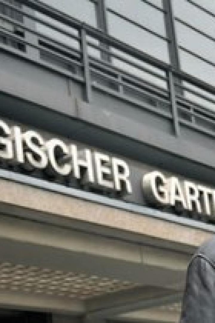 Ein Mann steht vor dem Eingang des Zoologischen Gartens in Berlin.