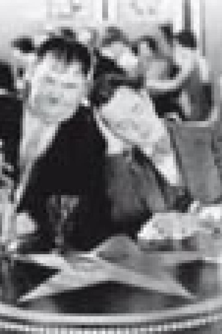 Dick und Doof sitzen an einem Tisch und sind betrunken.