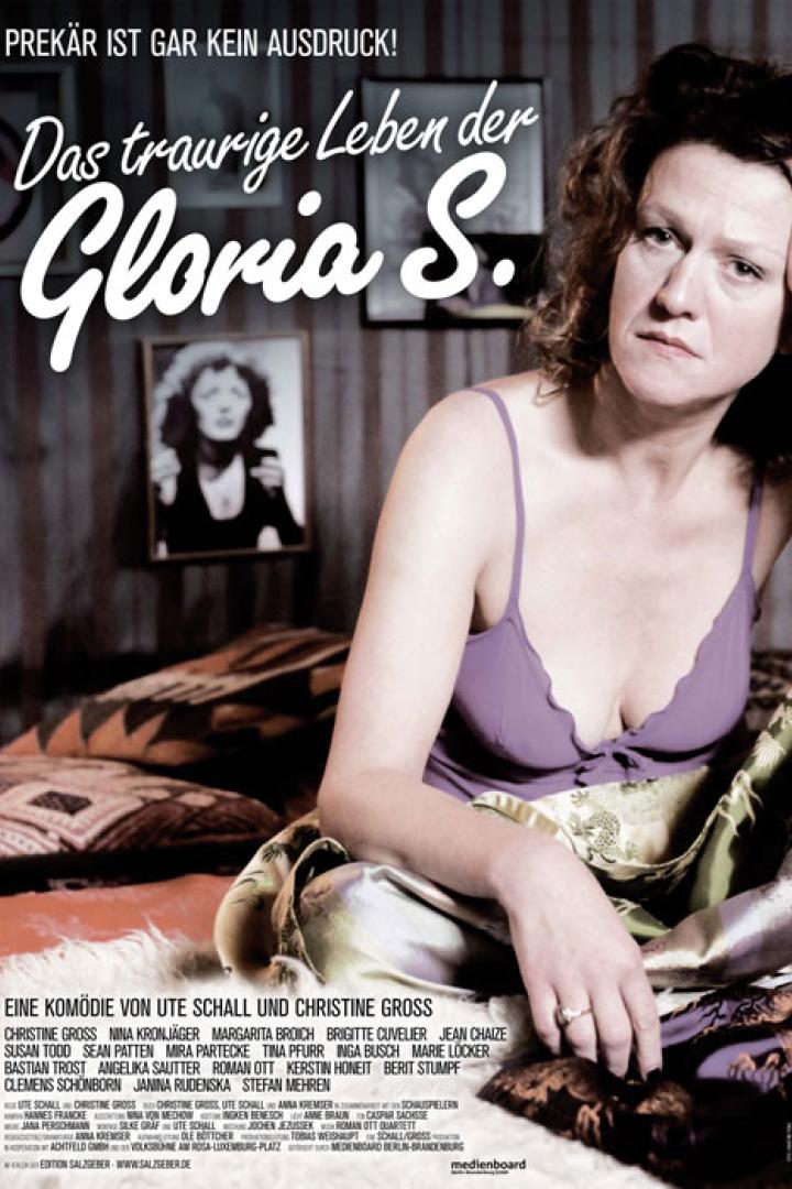 Das Filmplakat zu „Das traurige Leben der Gloria S.“ zeigt eine Frau im Unterhemd auf einem Bett sitzend.