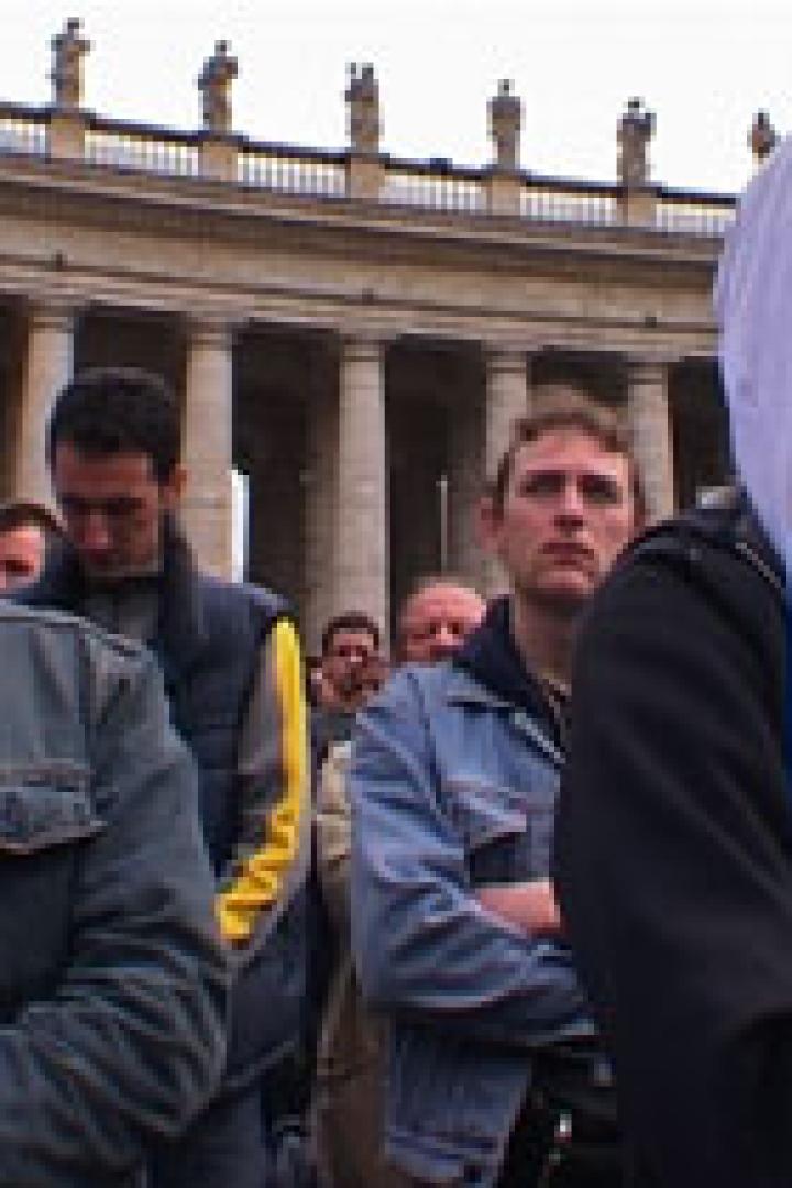 Eine Menschenmenge steht auf dem Petersplatz in Rom.