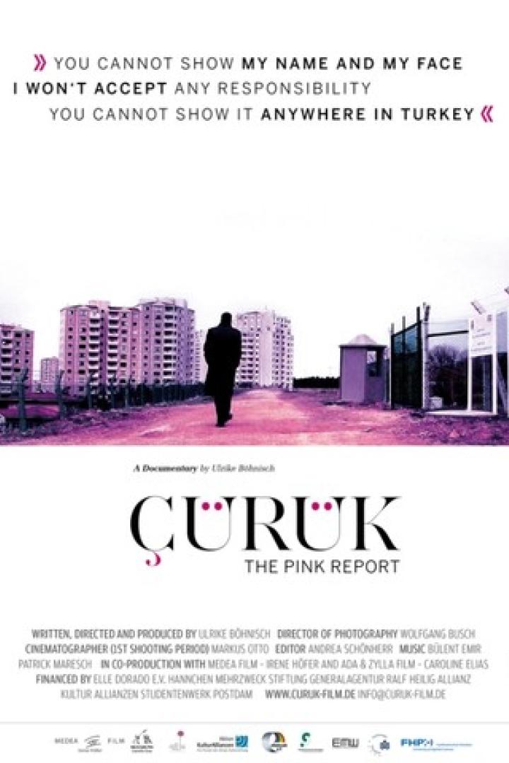 Ein Mann geht auf eine Reihe von Wohnblöcken zu, Szene aus dem Film „Çürük: The Pink Report“.