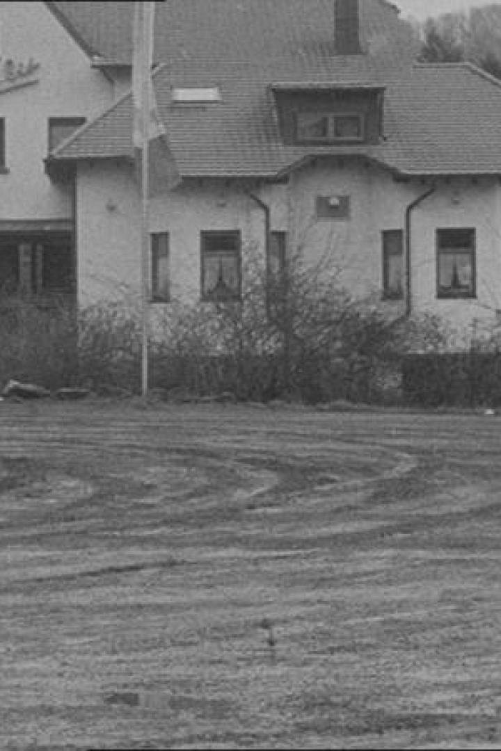 Ein Mann geht an einem Gebäude mit der Aufschrift „Belle vue Bich“ vorbei.