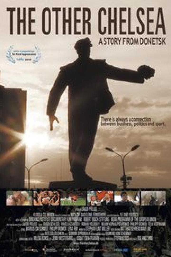 Das Filmplakat für „The Other Chelsea: A Story from Donetsk“ zeigt eine Statue vor einem bewölkten Himmel.