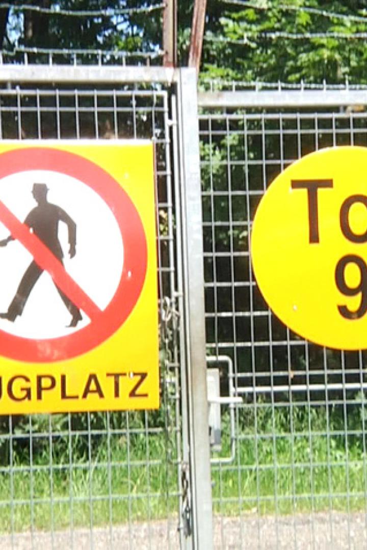 Ein Schild am Tor 9 eines Flughafens verbietet den Zutritt für Fußgänger.