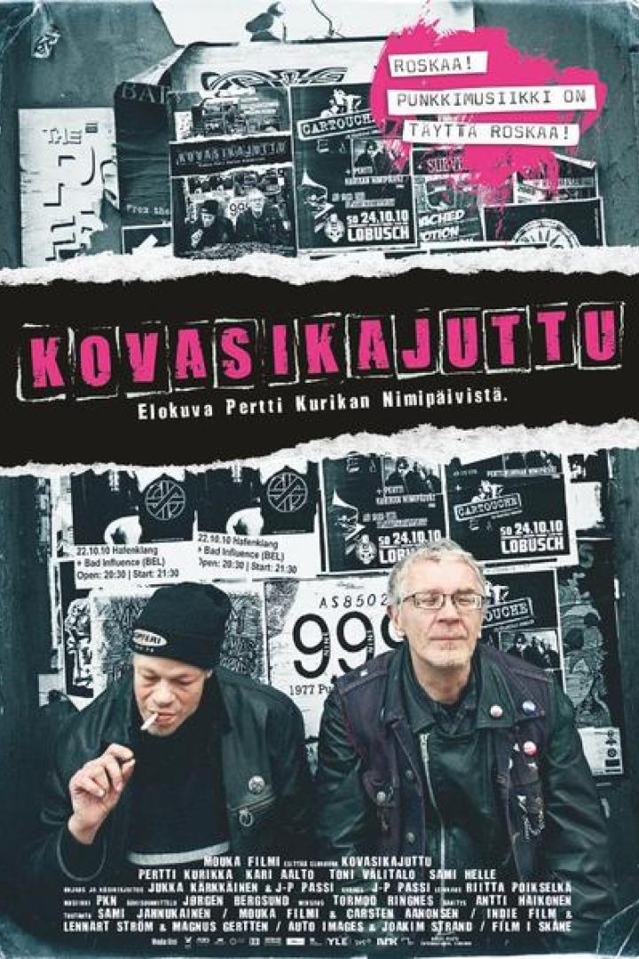 Das Filmplakat für „Kovasikajuttu“ zeigt zwei Männer vor einer Wand mit Konzertplakaten.