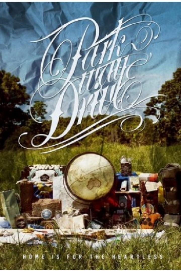Das Albumcover von „Parkway Drive“ zeigt einen Globus und Reiseutensilien in einer grünen Landschaft.