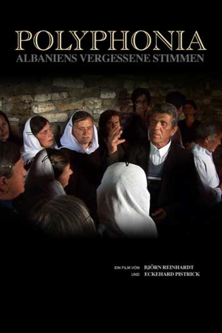Das Filmplakat für „Polyphonia: Albaniens vergessene Stimmen“ zeigt eine Gruppe singender Menschen.