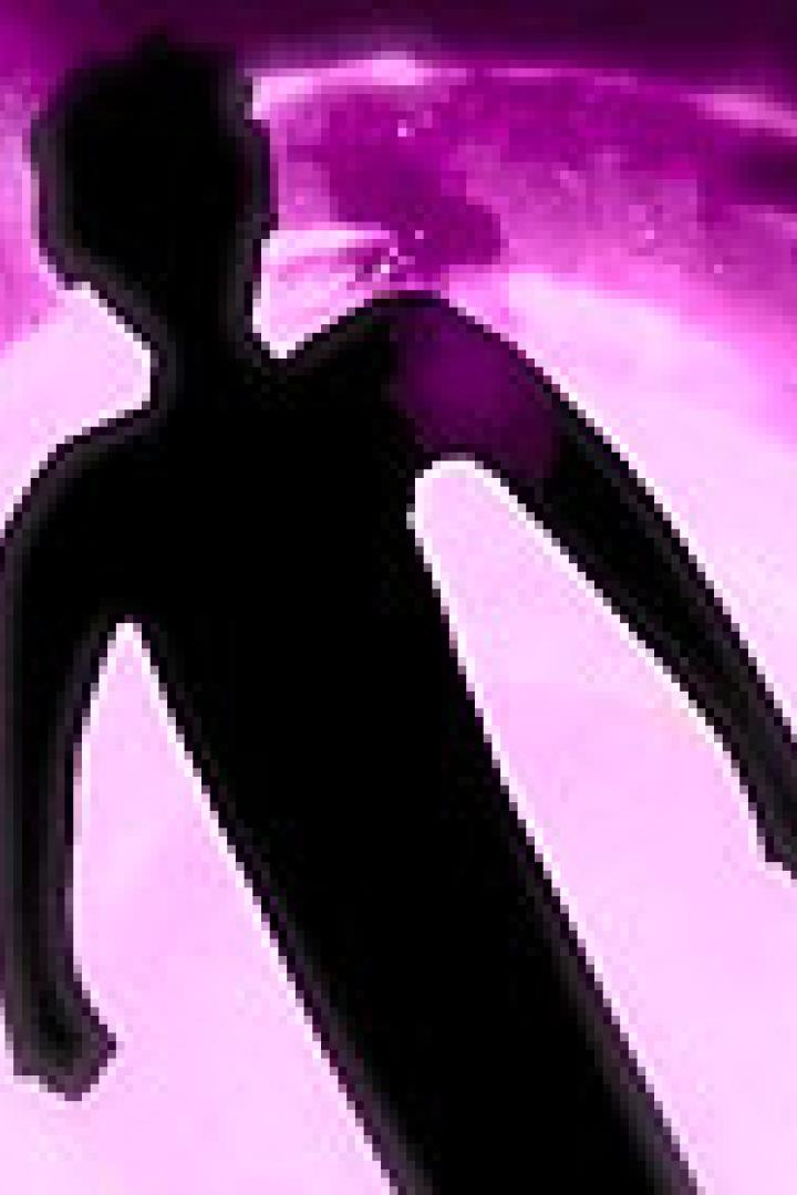 Eine dunkle Silhouette einer Person vor einem hellen, violetten Hintergrund.