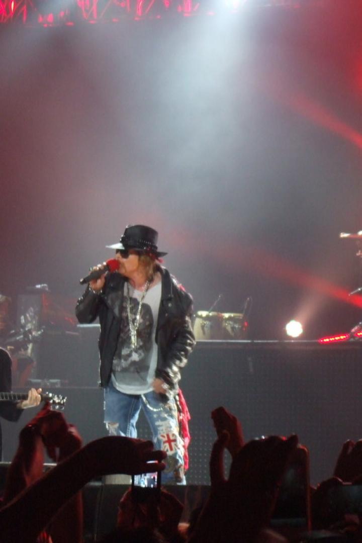 Axl Rose von Guns N' Roses singt auf der Bühne mit Slash im Hintergrund.