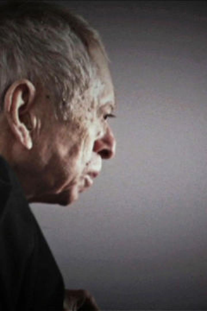 Ein älterer Mann sitzt in einem Rollstuhl und blickt nachdenklich zur Seite.