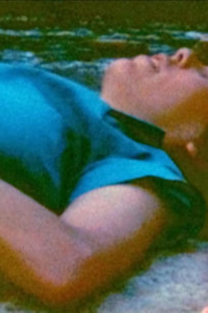 Eine Frau liegt im Freien und ruht sich aus.