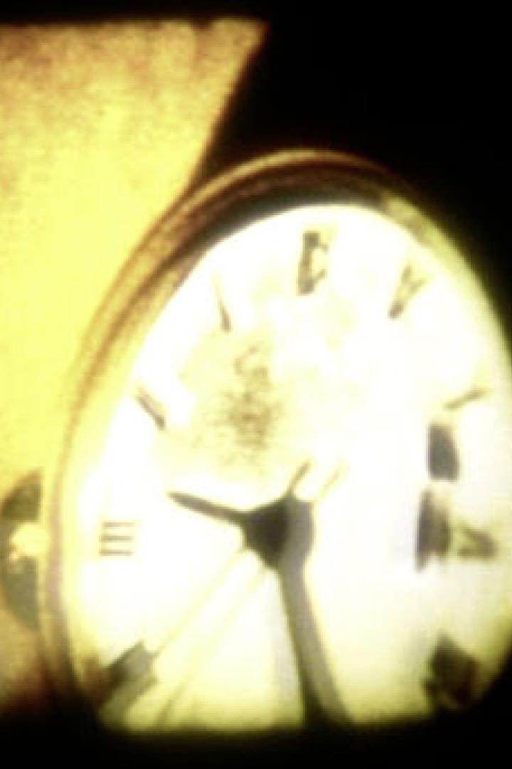 Nahaufnahme einer alten Uhr mit römischen Ziffern.