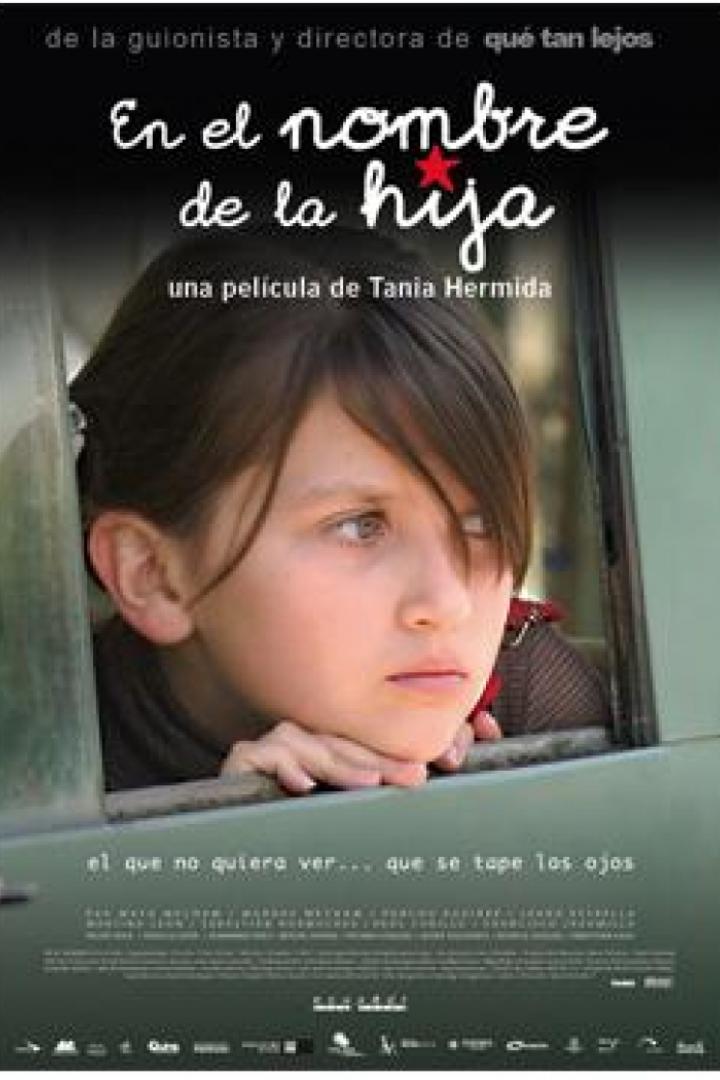 Das Filmplakat für „En el nombre de la hija“ zeigt ein Mädchen, das aus einem Fenster schaut.