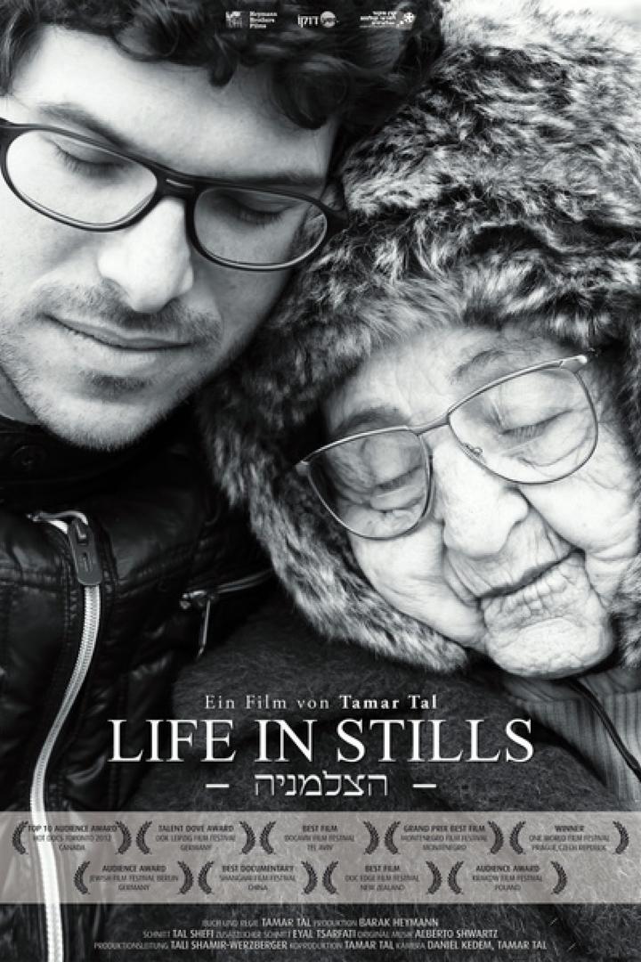 Das Filmplakat zu „Life in Stills“ zeigt eine junge und eine alte Person mit Brillen.