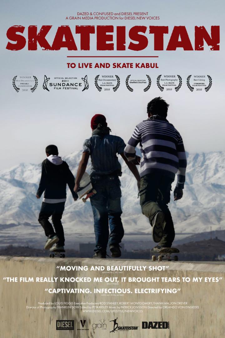 Das Filmplakat für „Skateistan“ zeigt drei Skateboarder mit Blick auf Kabul und die Berge.
