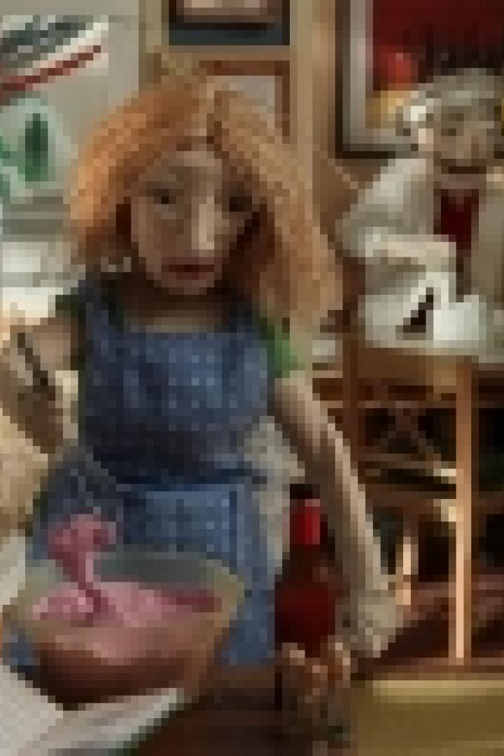 Eine Stop-Motion-Puppe in einer Küche mit einem rosa Objekt in einer Schüssel.