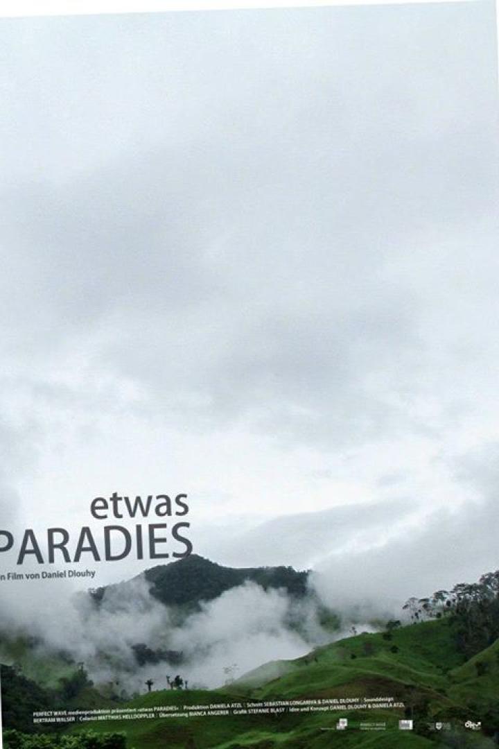 Das Filmplakat für „Etwas Paradies“ zeigt eine grüne Hügellandschaft unter einem bewölkten Himmel.