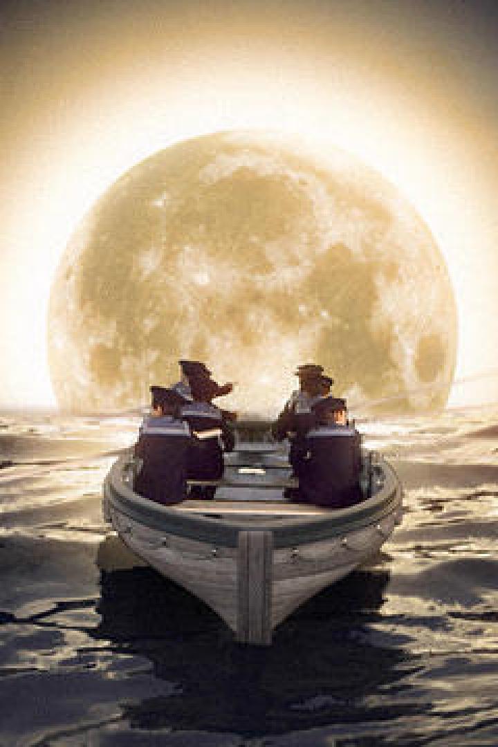 Eine Gruppe von Personen rudert in einem Boot auf dem Meer vor einem riesigen Mond.