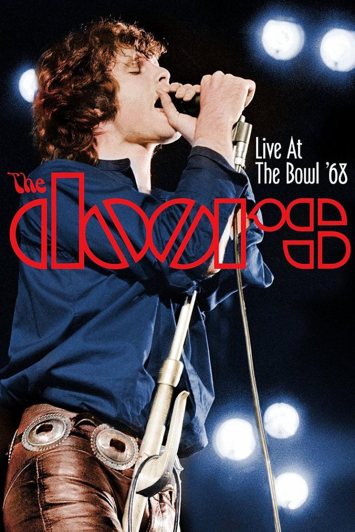 Jim Morrison von The Doors singt bei einem Konzert.