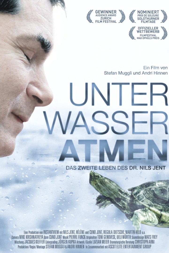 Das Filmplakat für „Unter Wasser Atmen“ zeigt einen Mann und eine Schildkröte.