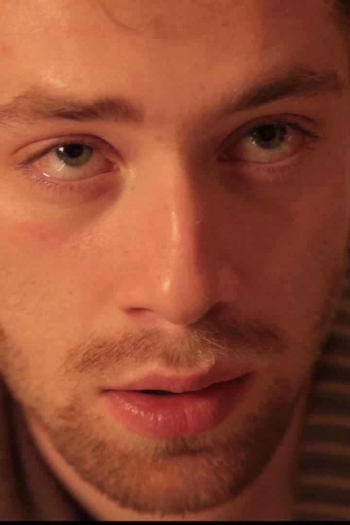 Ein junger Mann mit Bart schaut in die Kamera.