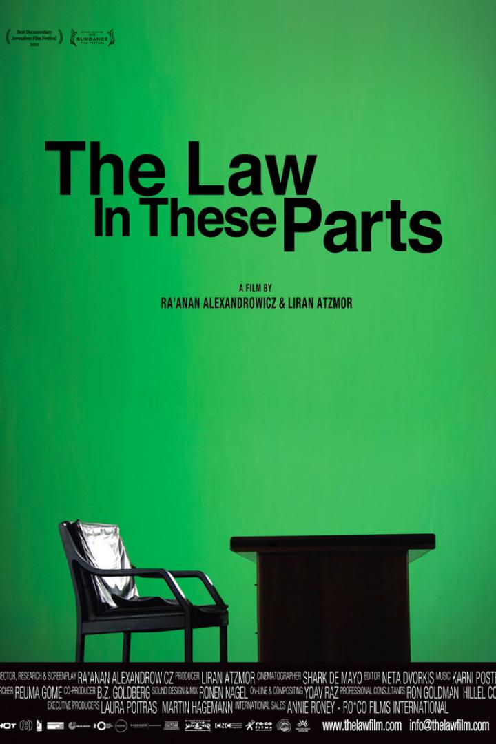 Das Filmplakat für „The Law In These Parts“ zeigt einen Stuhl und ein Pult vor einem grünen Hintergrund.