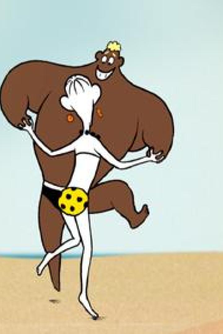 Ein muskulöser Mann umarmt eine Frau am Strand.