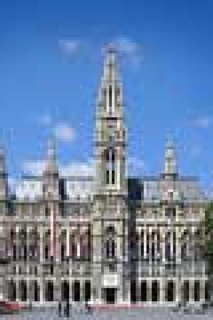 Das Wiener Rathaus vor blauem Himmel.