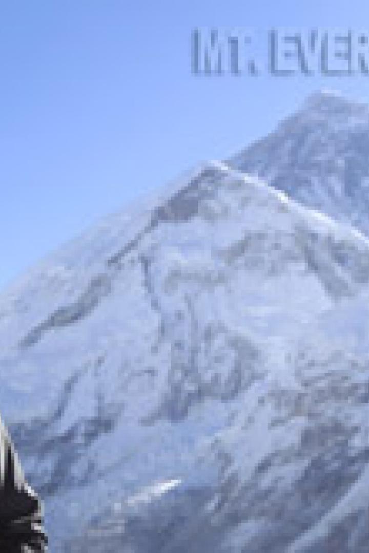 Ein Mann steht vor dem Mount Everest.