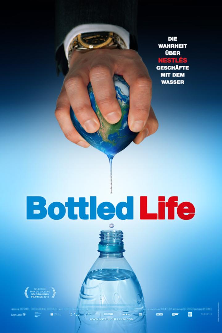 Ein Mann drückt eine Weltkugel aus, aus der Wasser in eine Plastikflasche tropft; Filmposter „Bottled Life“.