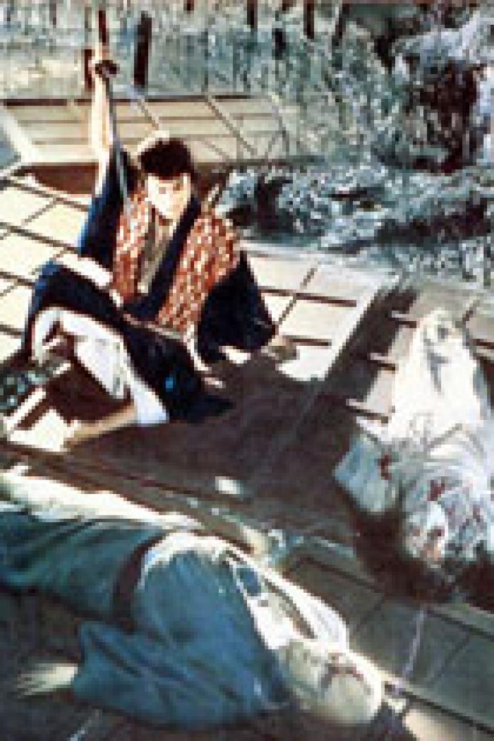 Ein Samurai steht mit einem Schwert auf einem Dach, umgeben von zwei toten Körpern.