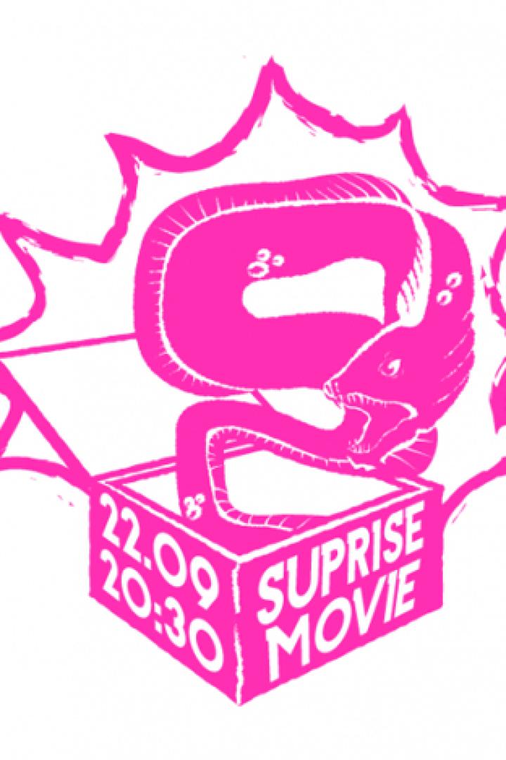 Ein pinkfarbener Aal springt aus einer Kiste mit der Aufschrift „Surprise Movie“ am 22.09. um 20:30 Uhr.