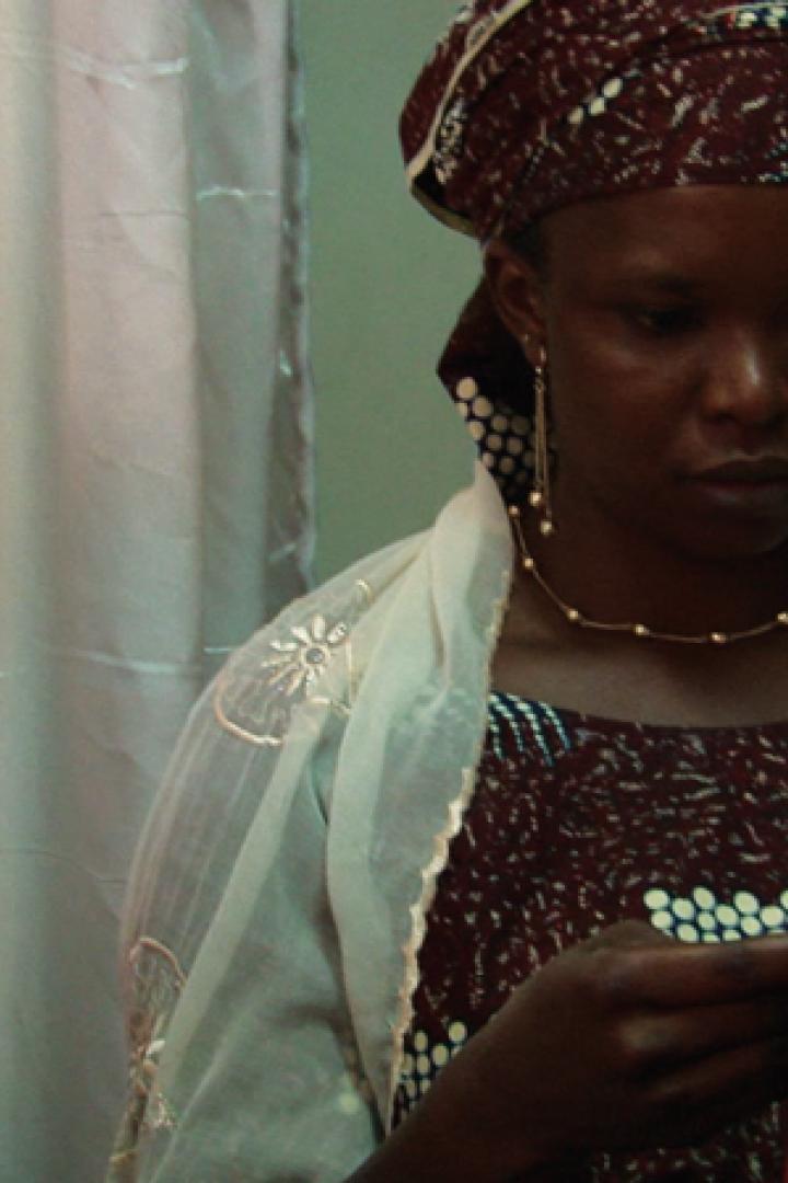 Drei Frauen mit traditioneller afrikanischer Kleidung stehen zusammen.