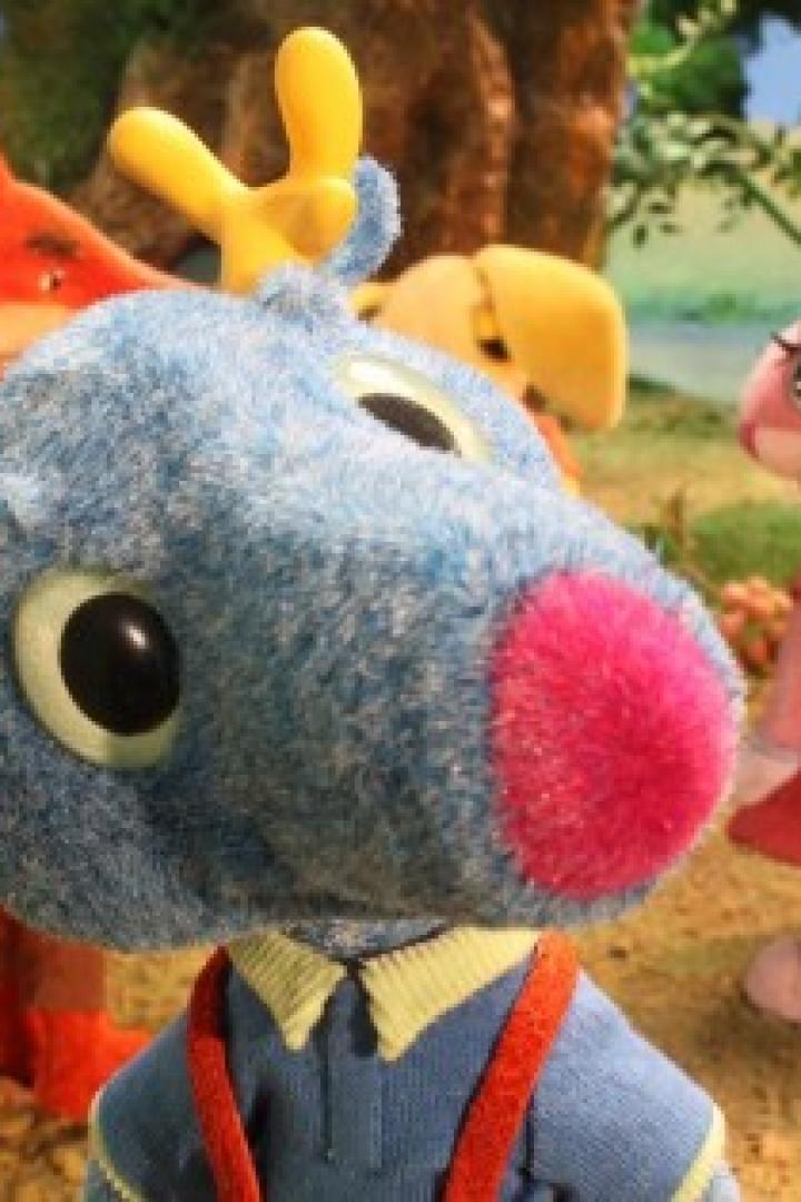 Puppen verschiedener Tiere stehen in einer Waldkulisse.