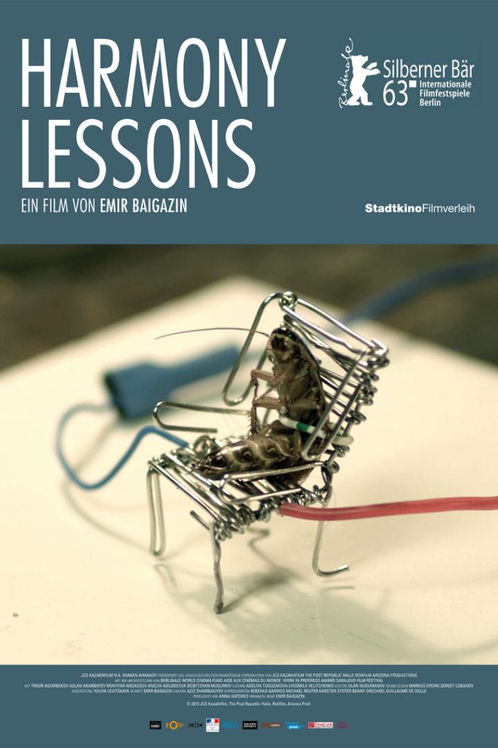 Das Filmplakat für „Harmony Lessons“ zeigt eine Kakerlake, die auf einem Miniaturstuhl aus Draht sitzt.