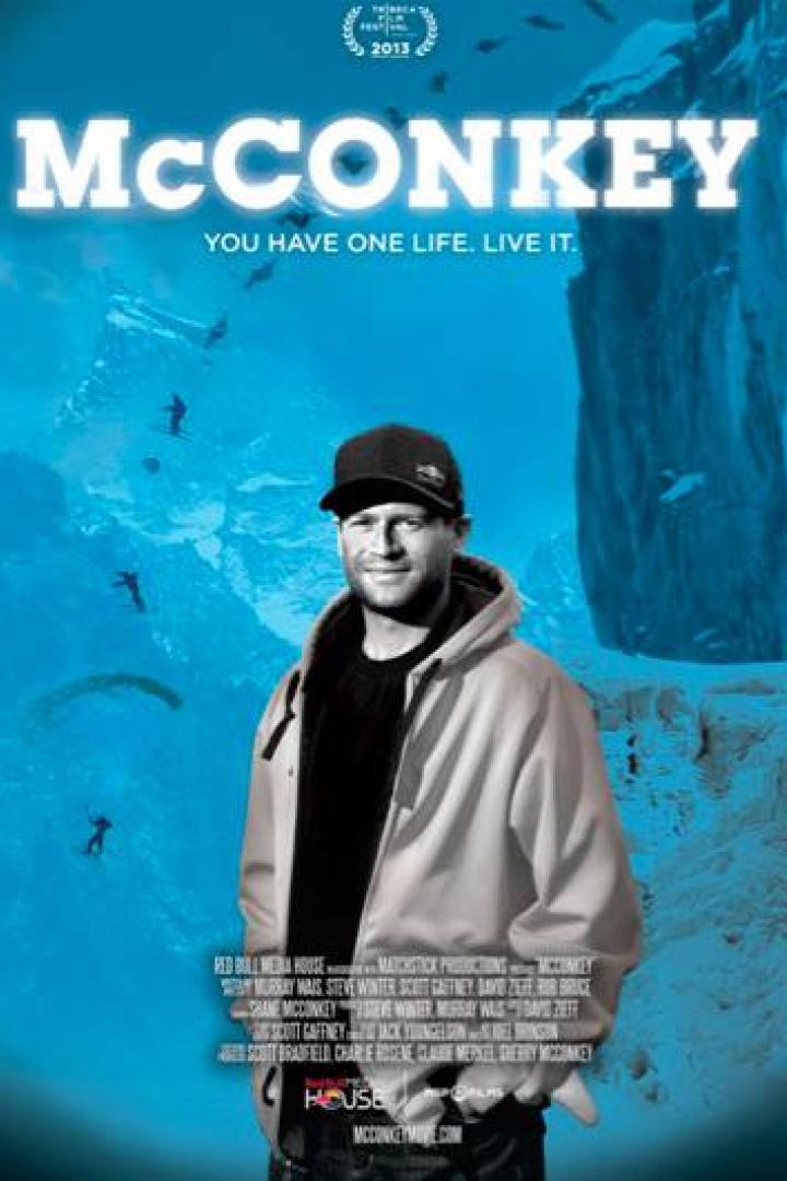 Das Filmplakat für „McConkey“ zeigt Shane McConkey vor einer Bergkulisse.