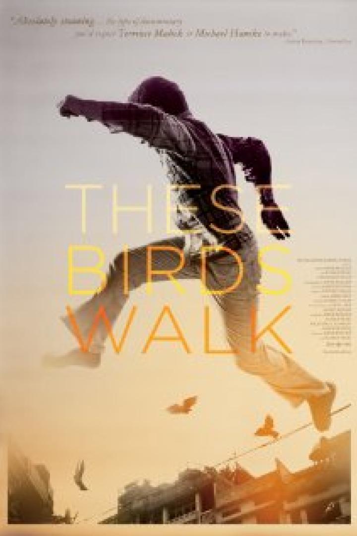 Ein Mann springt vor dem Hintergrund des Filmplakats „These Birds Walk“.