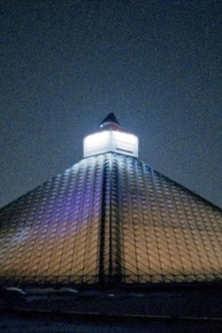 Die leuchtende Pyramide des Bass Pro Shops in Memphis bei Nacht.