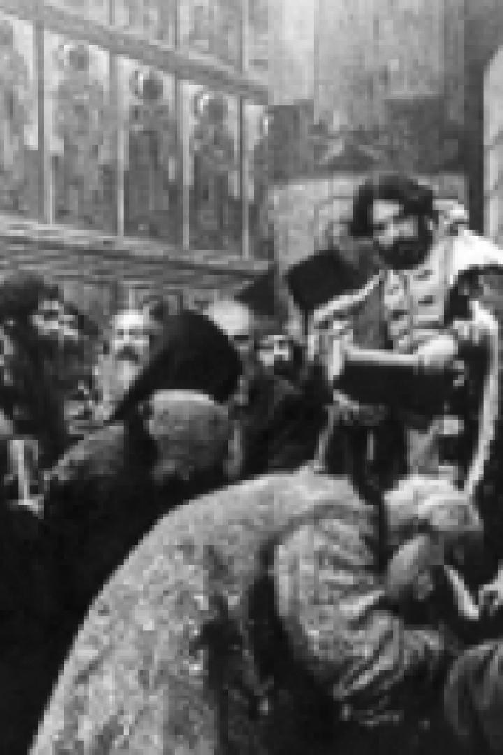 Eine Gruppe orthodoxer Priester in einer Kirche mit Wandmalereien.