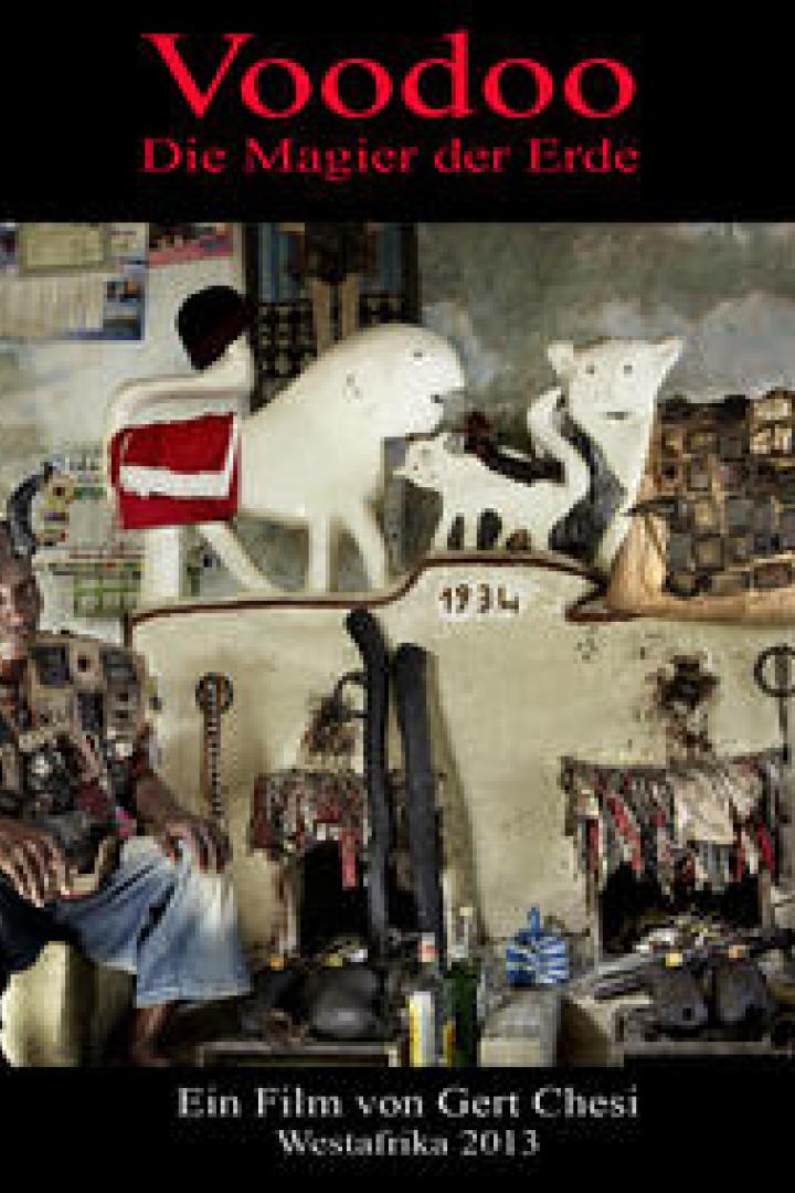 Ein Mann in traditioneller Kleidung sitzt vor einem Altar mit Voodoo-Symbolen.