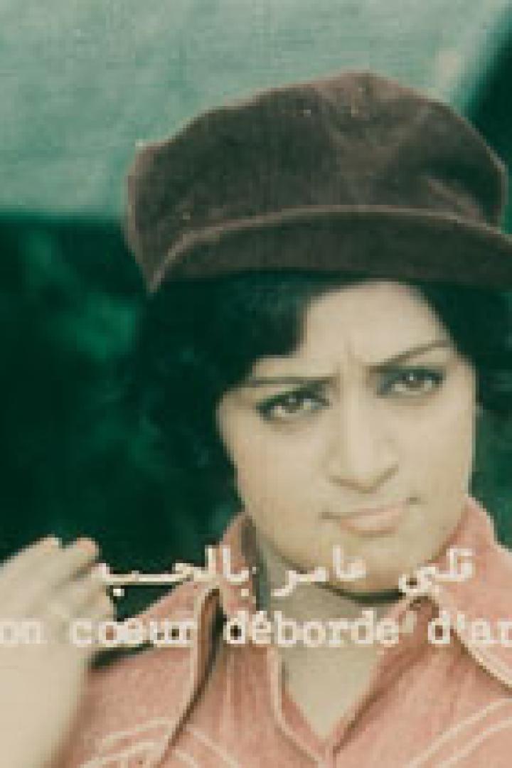 Eine Frau mit dunklen Haaren und einer braunen Kappe blickt in die Kamera.